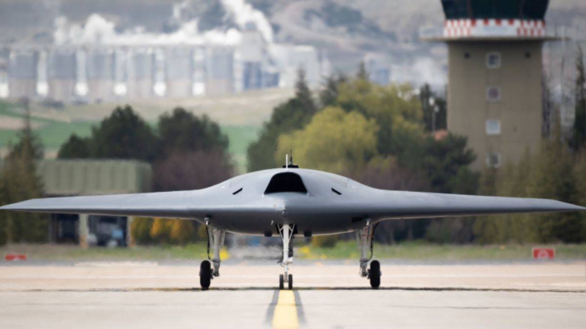 ANKA-3 insansız savaş uçağı piste çıktı! 'Süper Şimşek' sırada