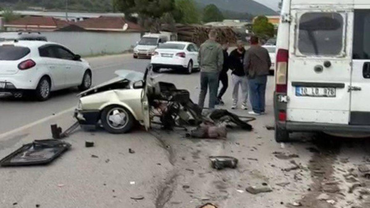 İzmir'de kaza yapan otomobil ikiye bölündü