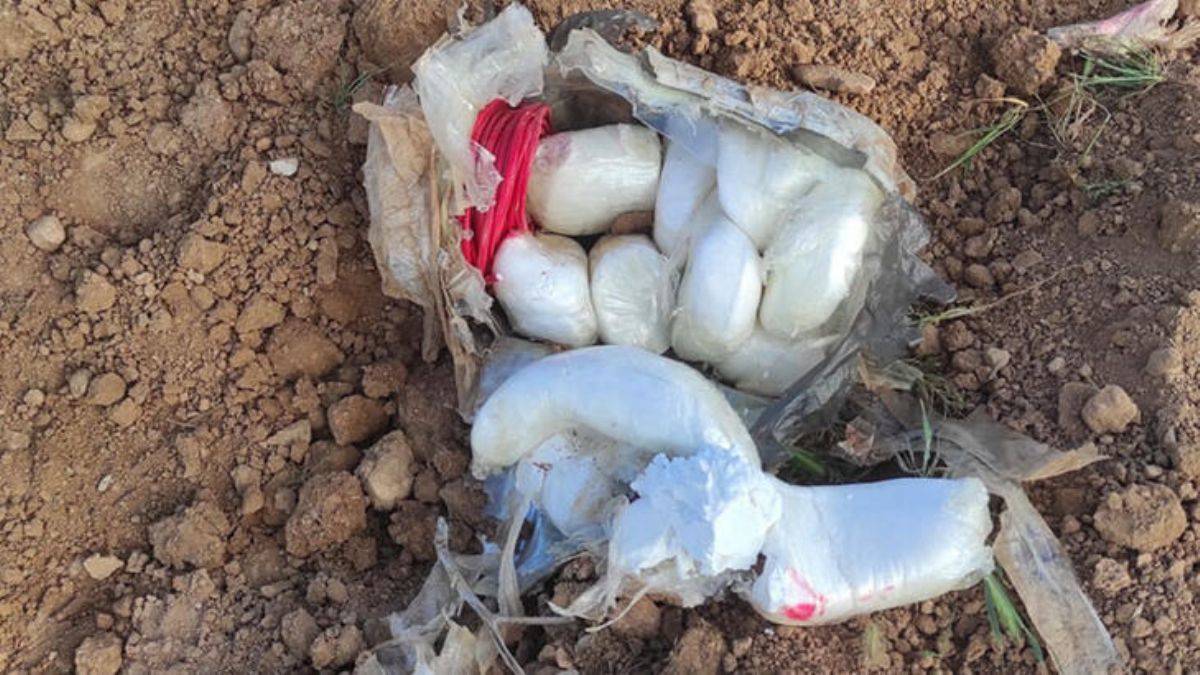 Tarla sürerken 2 bidon dolusu patlayıcı buldu