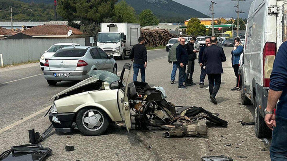 İzmir'de kaza: Ortadan ikiye ayrıldı!