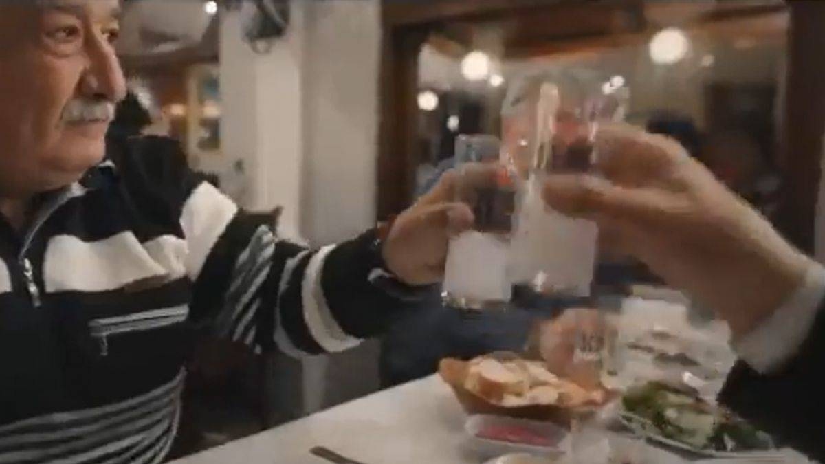 'Rakılı 14 Mayıs kutlaması' reklamına Bergüzar Korel'den tepki