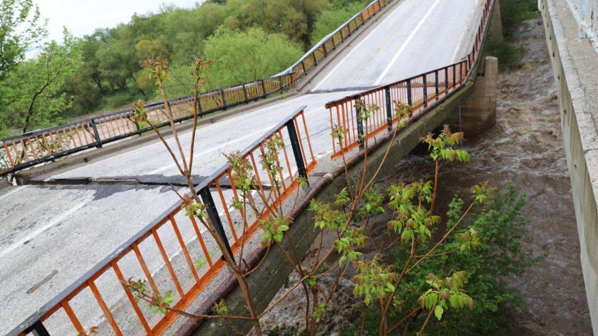 Balıkesir'de sağanak nedeniyle çöken köprü ulaşıma kapatıldı