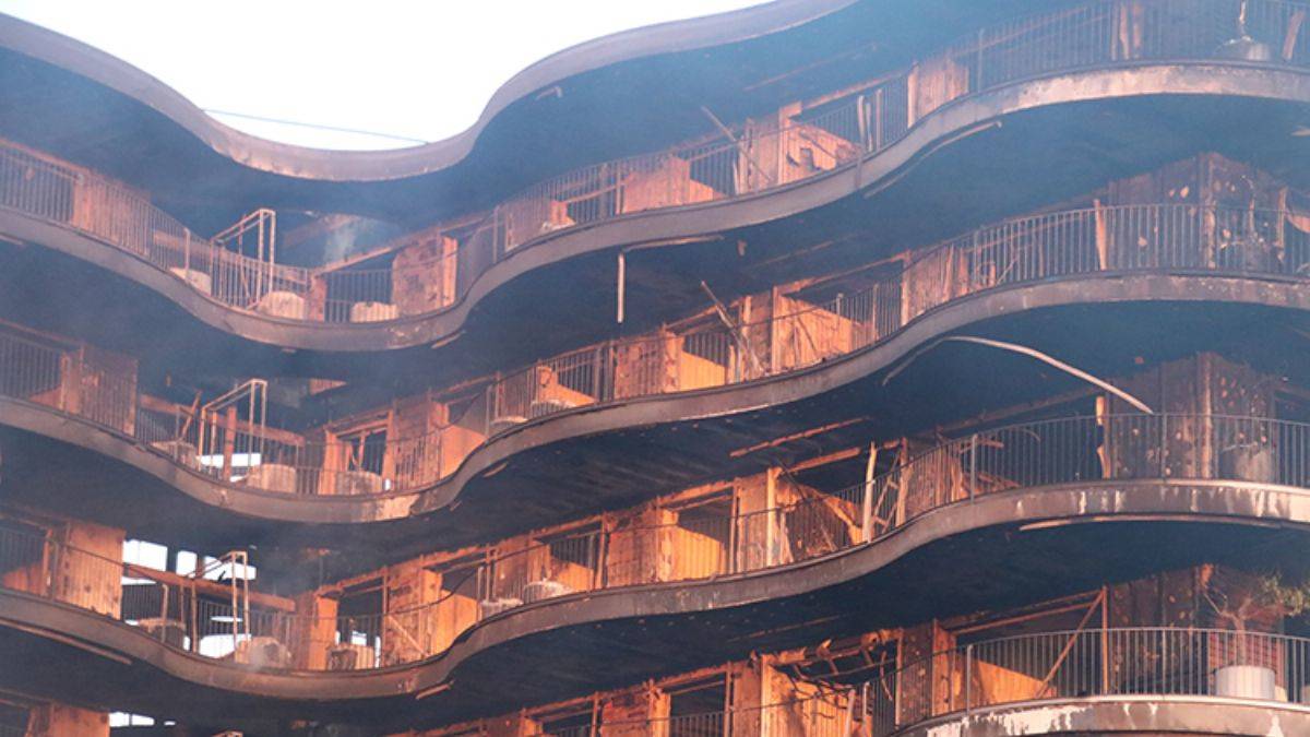 İzmir'deki lüks sitedeki yangının büyüklüğü gün ağarınca ortaya çıktı