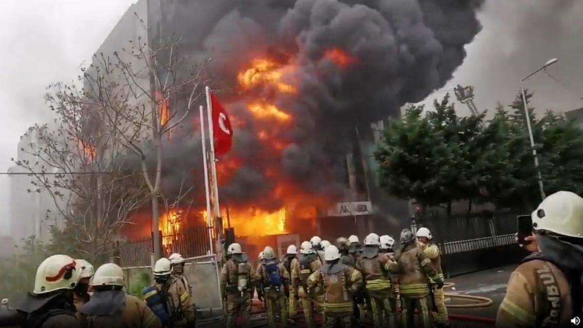 Akit Medya'dan açıklama! Yangında 'patlama' iddiası