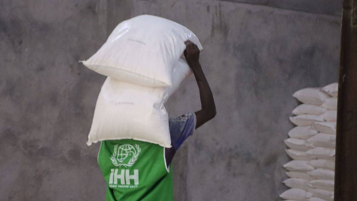 İHH Somalili 38 bin 601 aileye un dağıttı