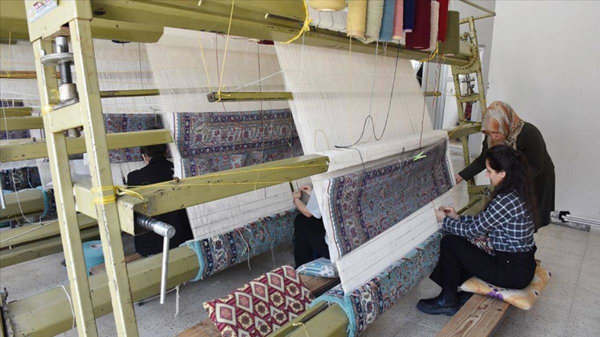 Kilimiyle ünlü Hakkari'de kadınlar Hereke halıları dokuyor