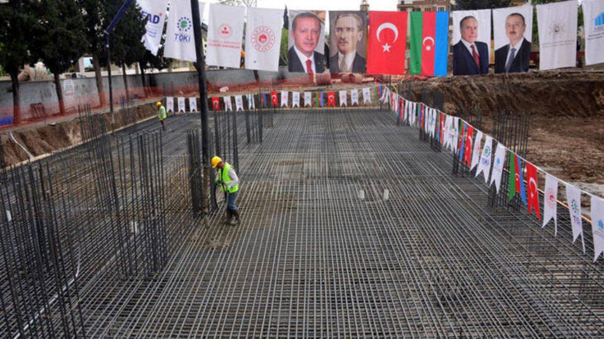Azerbaycan'ın yapacağı 1000 konutun temeli atıldı