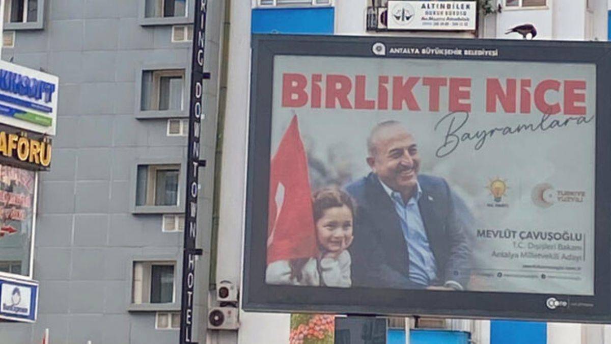 Çavuşoğlu'nun bayraklı afişleri kaldırıldı