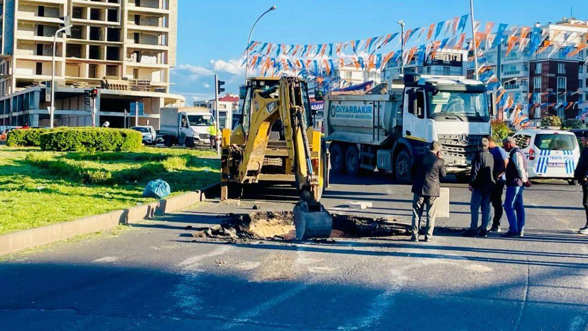 Diyarbakır'da çöken yol trafiğe kapatıldı