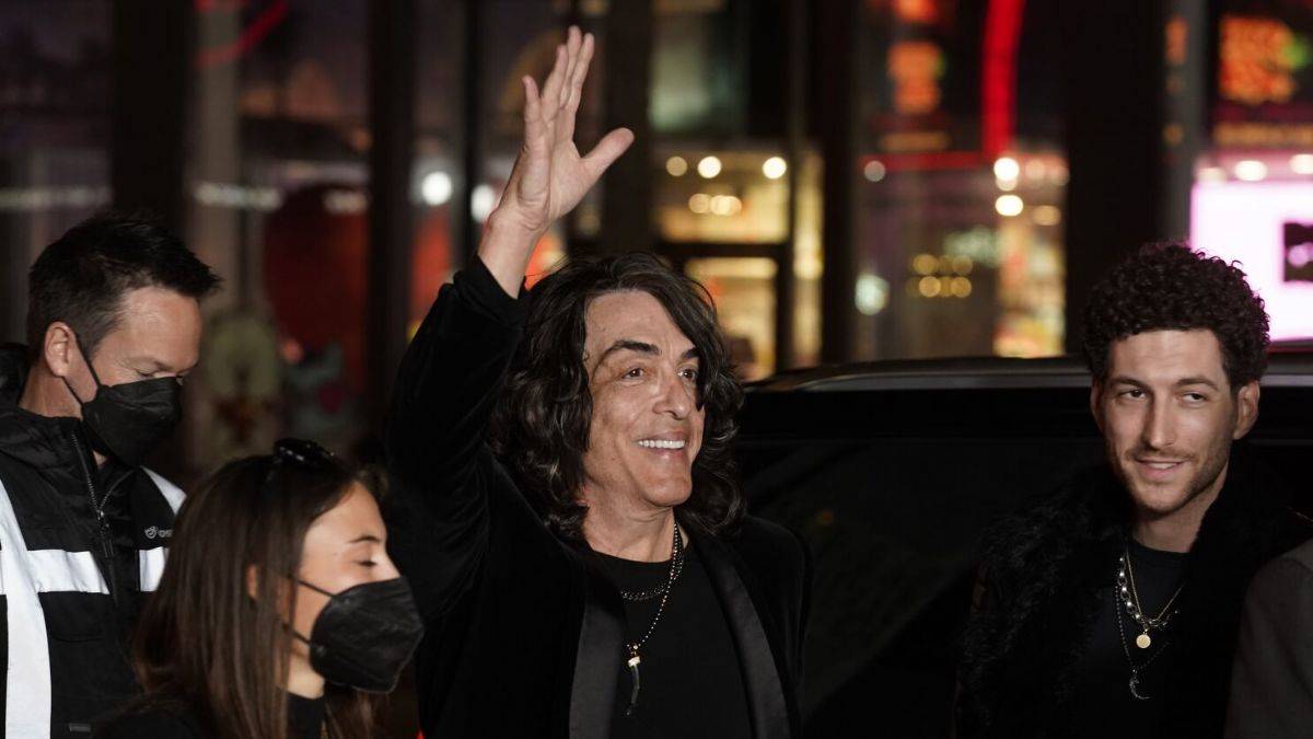 ABD'li ünlü rock yıldızından 'cinsiyet değiştirme modasına' tepki