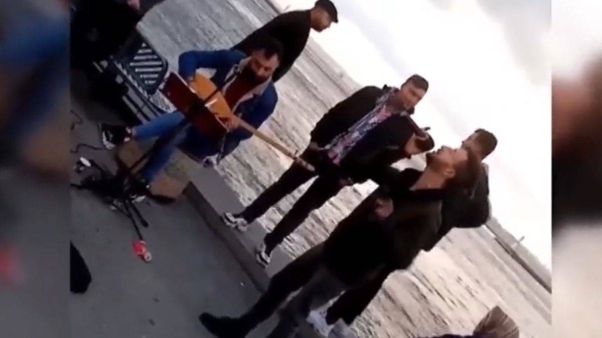 İstediği türküyü çalmayan genci bıçaklayarak öldürdü