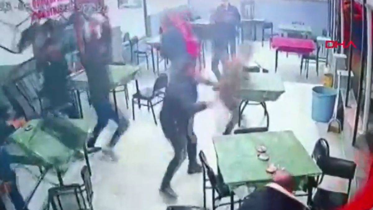 Kahvede oturan vatandaşlara Yeşil Sol Partililer'den saldırı iddiası