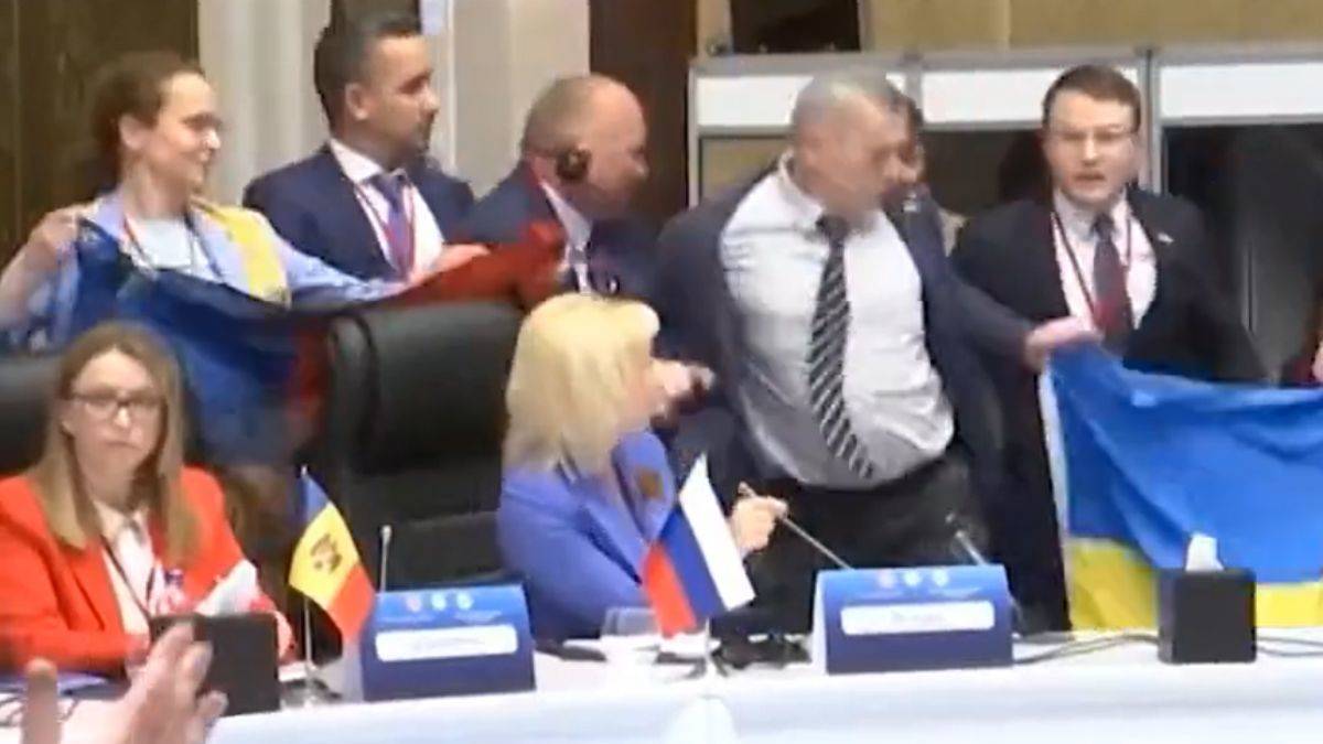 Ukraynalılar, Şentop'un katıldığı toplantıda bayrak açtı