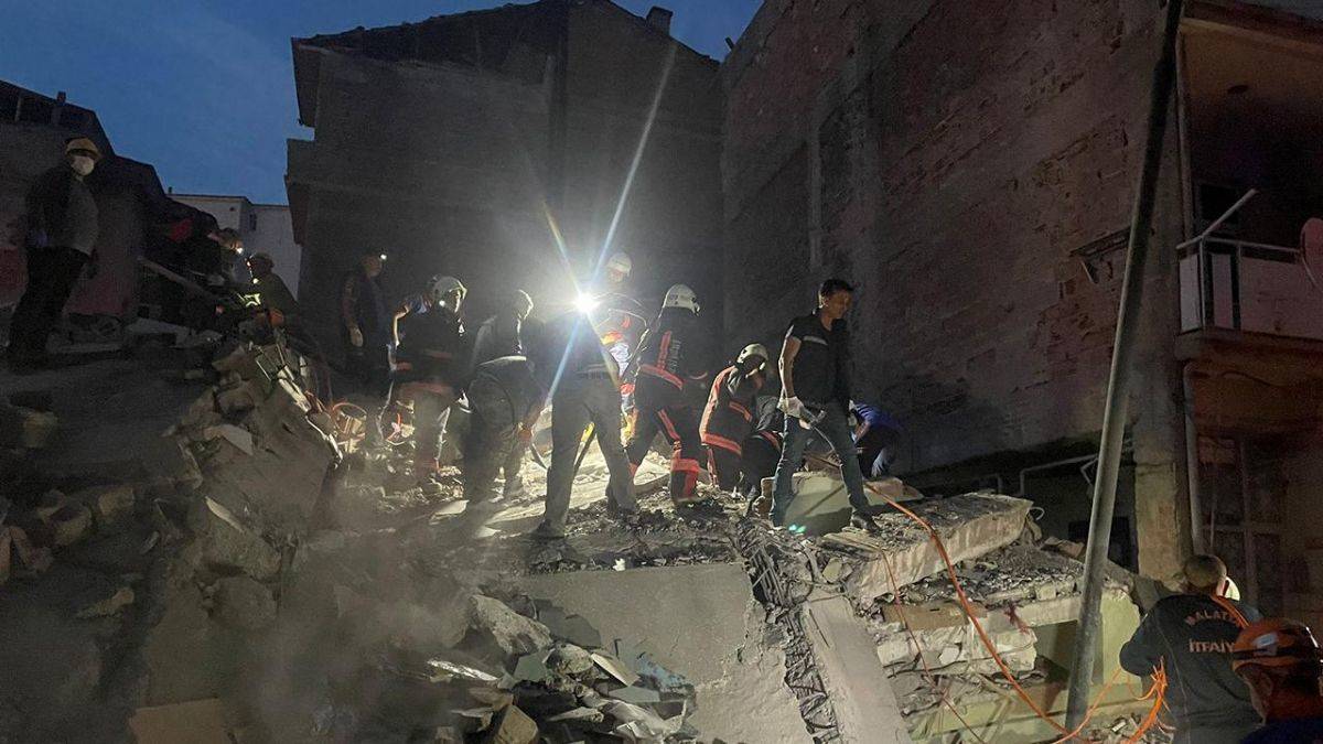 Malatya'da ağır hasarlı bina çöktü