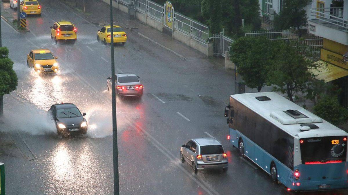 Antalya'da sağanak ve fırtına etkili oldu
