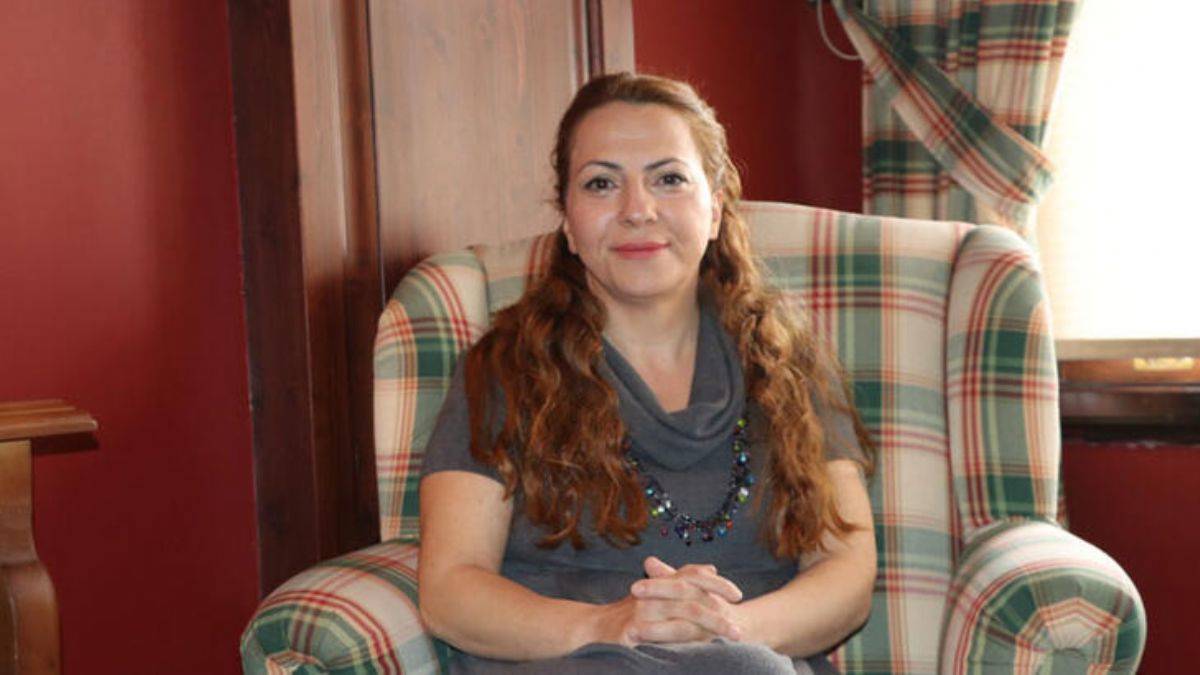 Depremzede yazar 'Bağ' ile ödül aldı