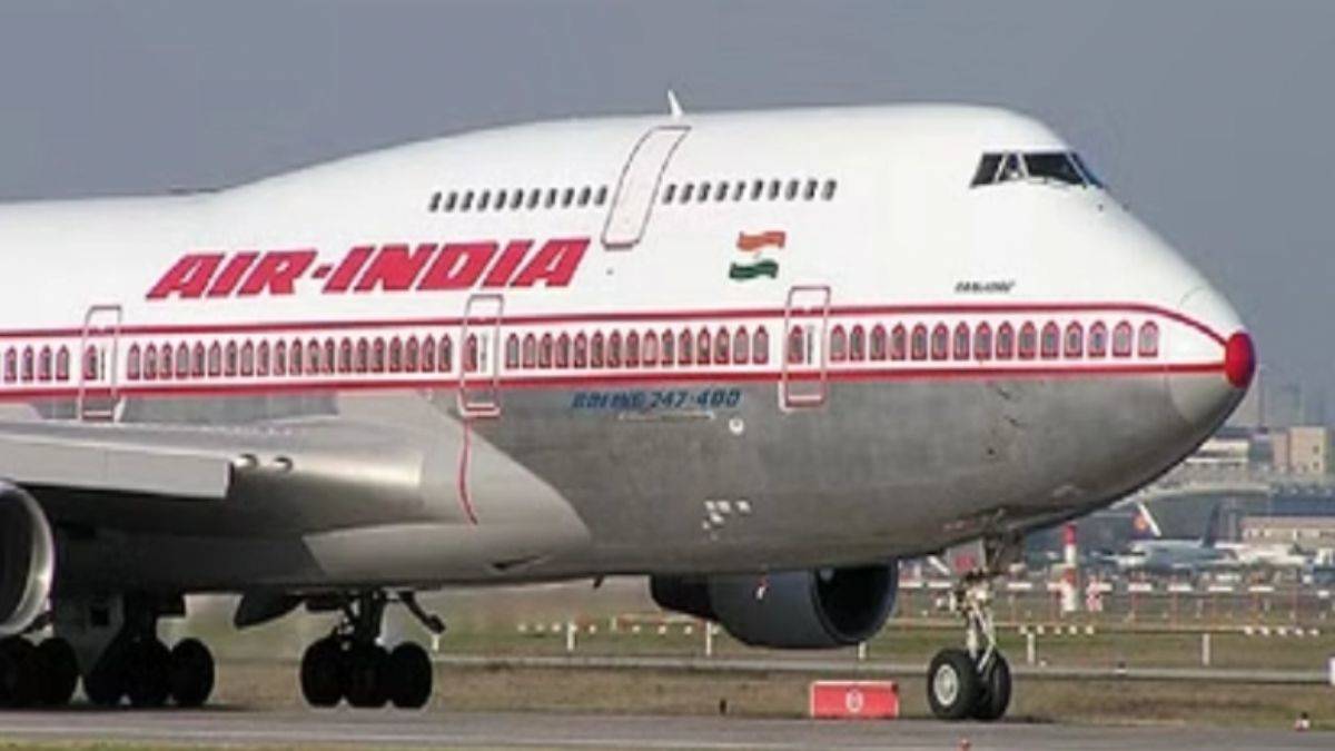 Uçaktaki yolcuyu akrep soktu