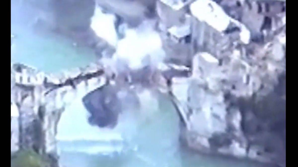 İlk kez paylaşıldı: Mostar Köprüsü'nün 30 yıl önce vurulduğu anlar