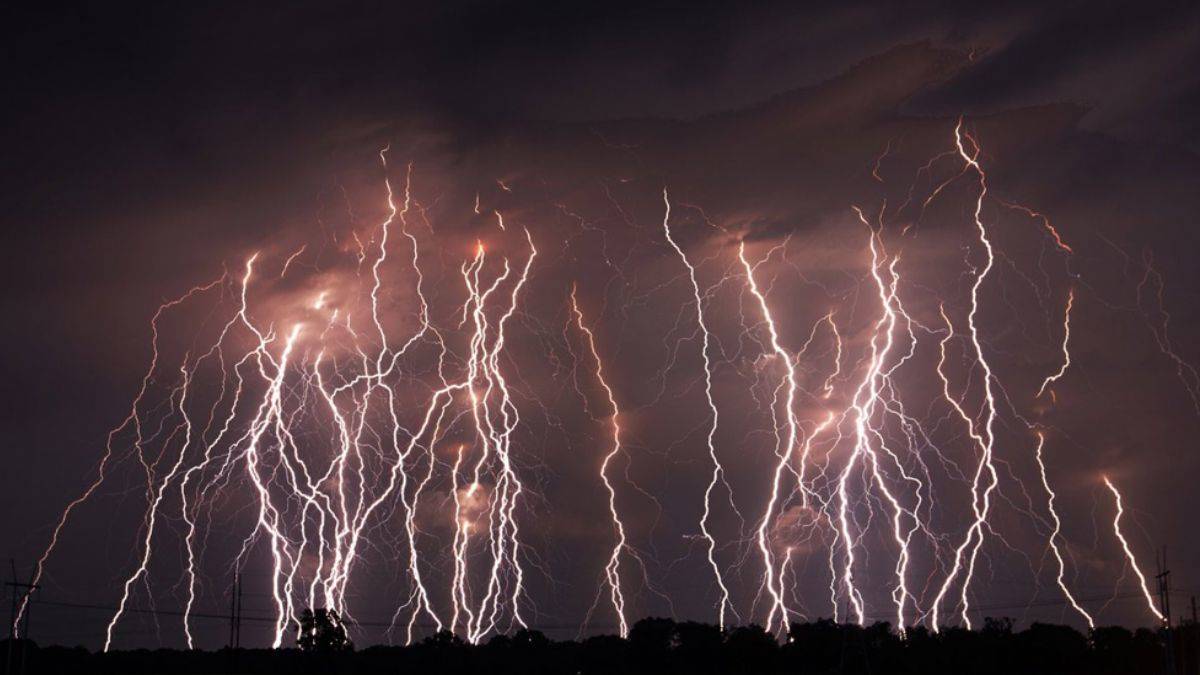 Fransa'da 1 günde 25 binden fazla yıldırım