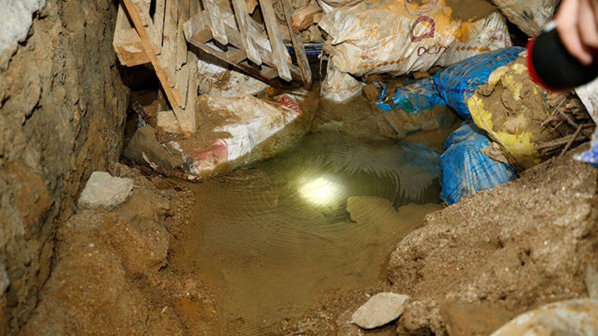 Depremden bu yana evinin altından su çıkıyor