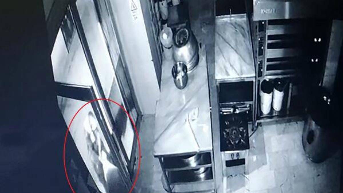 Çalıştığı iş yerine kadın kıyafeti ile girip, çelik kasayı çaldı; o anlar kamerada