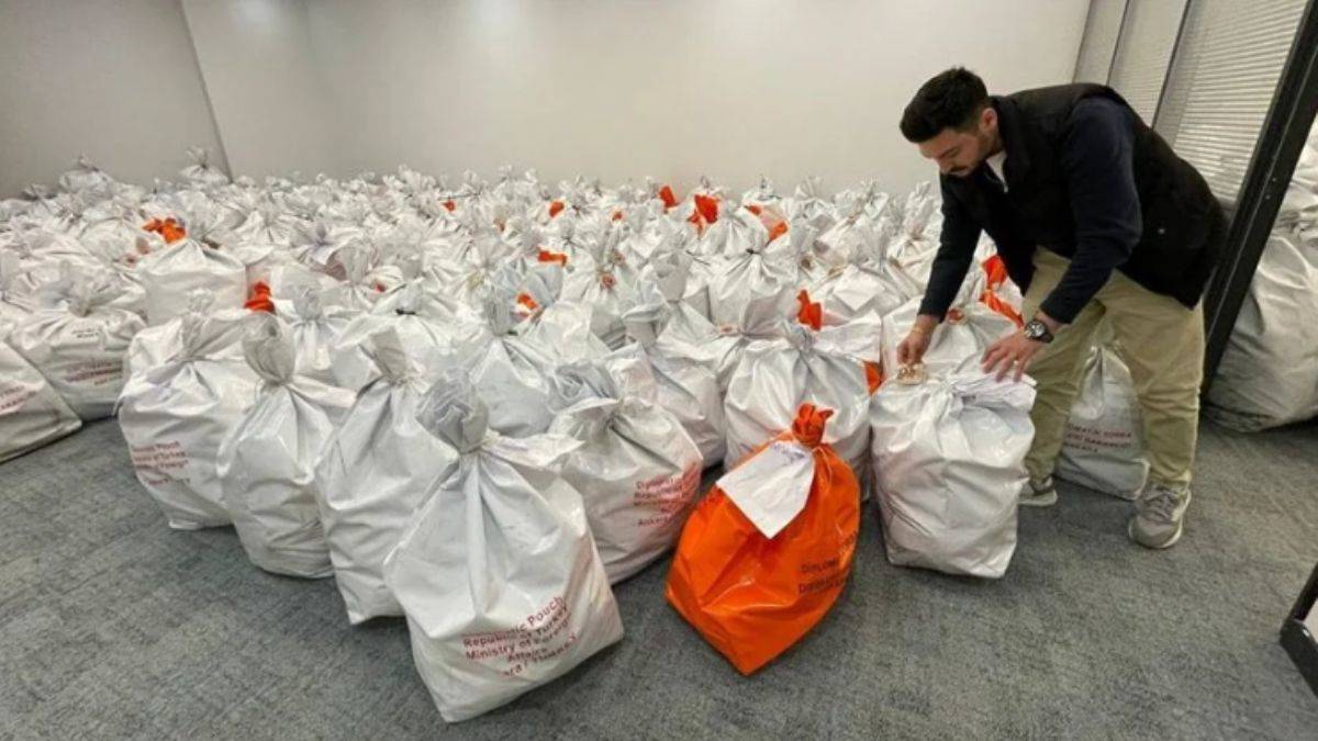 Yurt dışı oyları Türkiye'ye getirilmeye başlandı