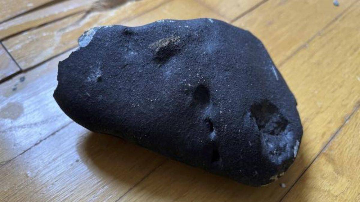 'Gökten bir cisim' çatıyı delip evin içine düştü