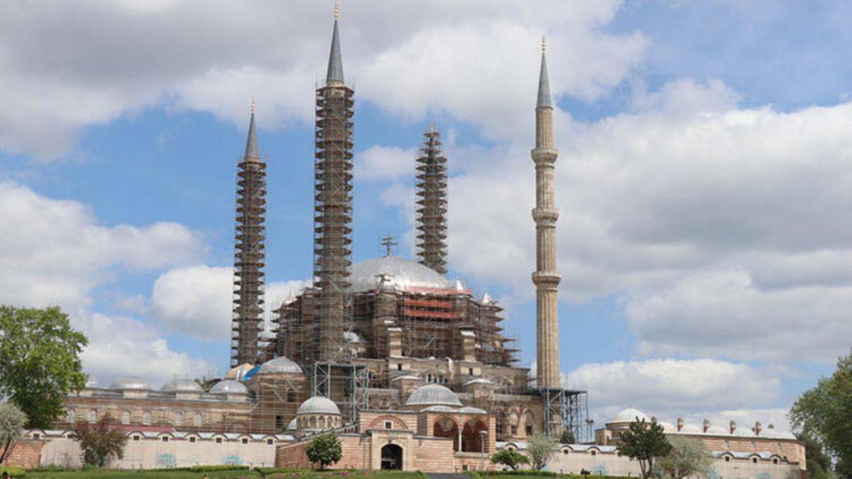 Restorasyondaki Selimiye Camisi'nde ana kubbe aleminin montajına başlandı