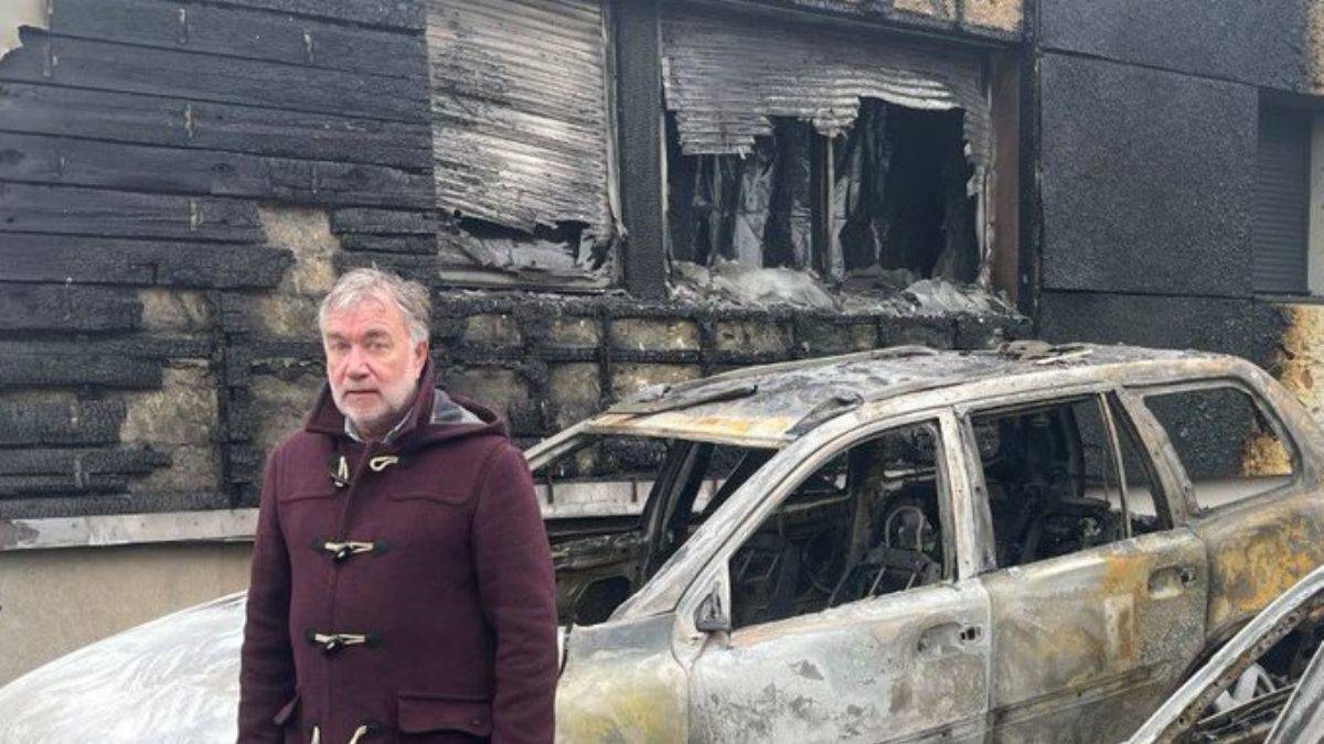 Evi yanan belediye başkanı istifa etti