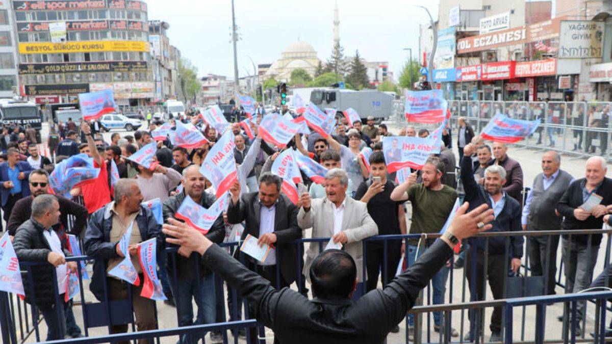 Mitingine 100 kişi katıldı, esprileriyle güldürdü