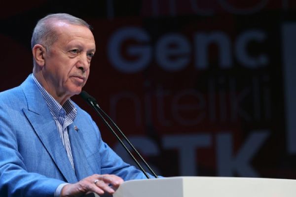 Cumhurbaşkanı Erdoğan, siyaset yolculuğunu ''Hep Birlikte Yeni Hedeflere'' başlıklı gazetede anlattı