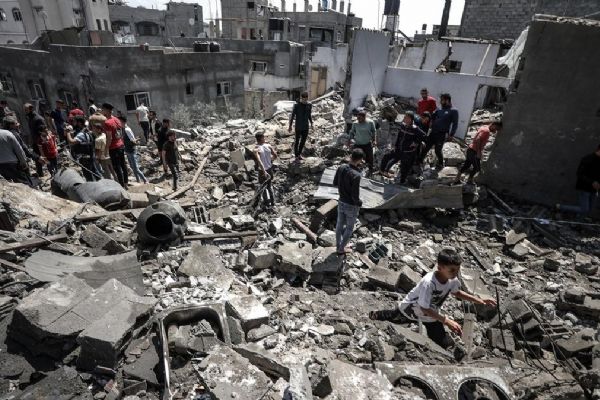 İsrail savaş uçaklarının vurduğu Gazze'de son 5 günde 15 bina yıkıldı