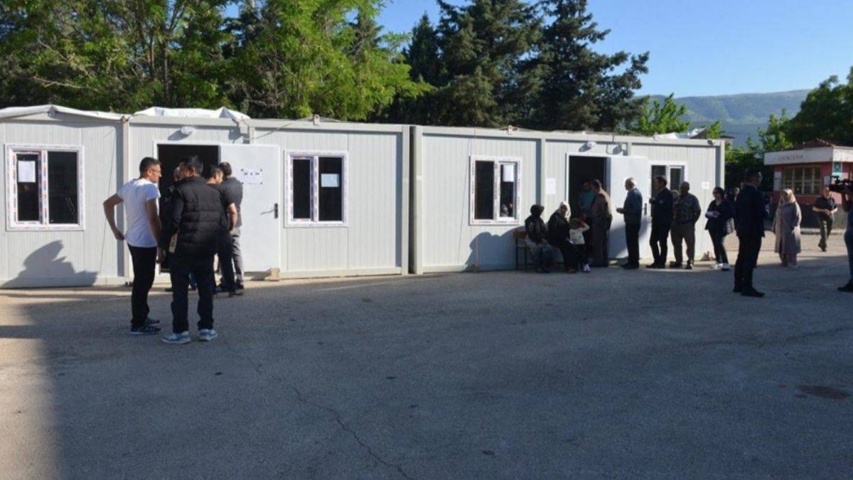 Afet bölgesindeki seçmenler sandık başına gitti