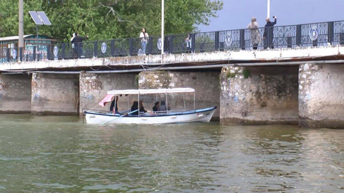Uluabat Gölü'nde, araçların park edildiği köprünün altından yeniden kayıklar geçiyor