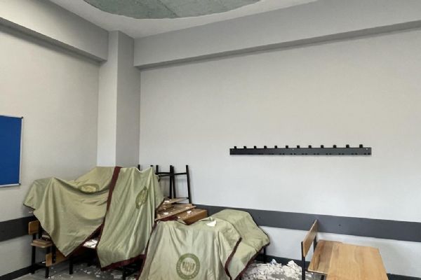 Ümraniye'de başlarına tavan sıvası düşen 2 sandık müşahidi yaralandı