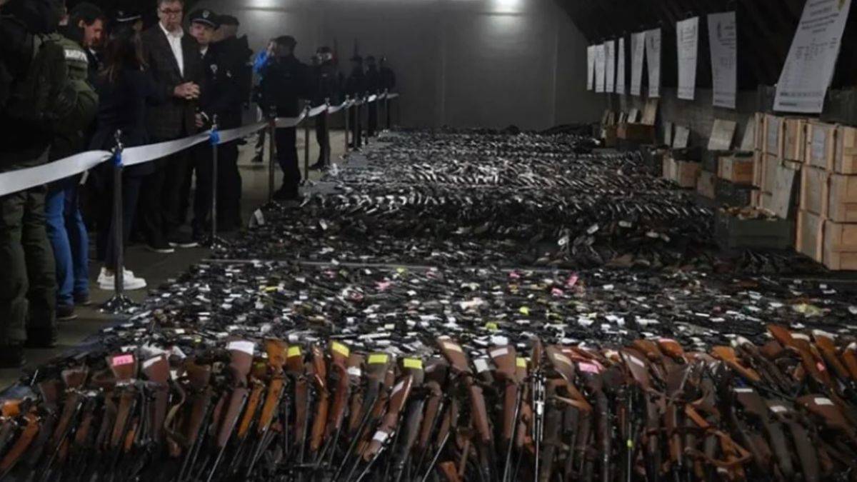 Sırbistan'da binlerce silah ve patlayıcı teslim edildi