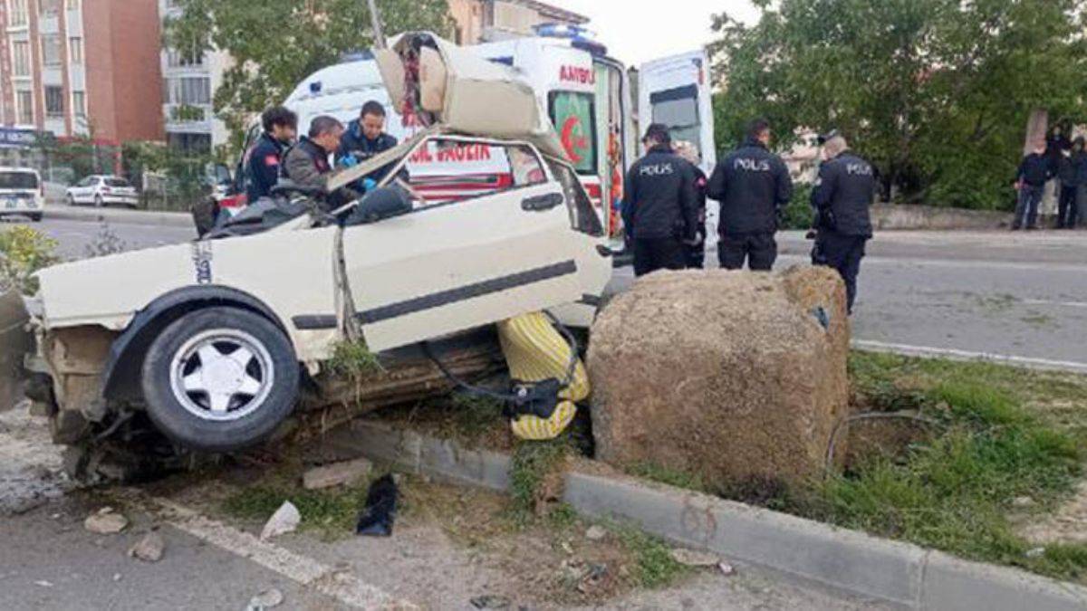 Direğe çarptı, ikiye bölündü: 1 ölü, 2 yaralı