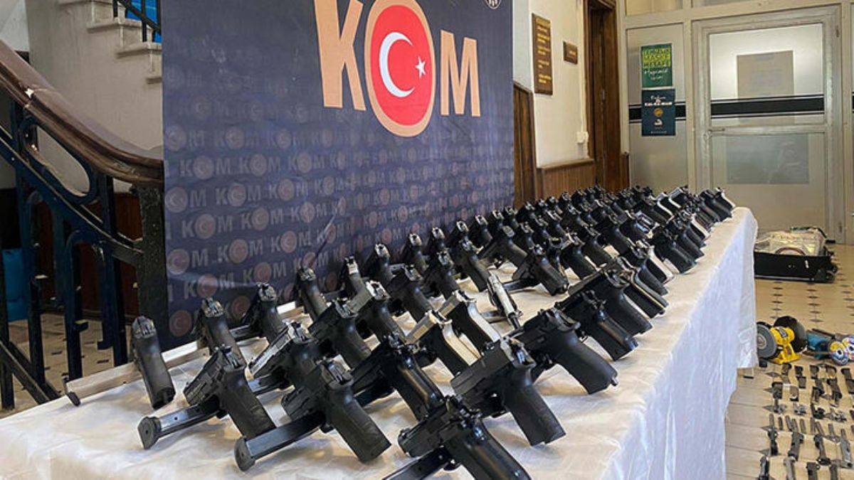 Silah ticareti şüphelisinin evinde 76 tabanca bulundu