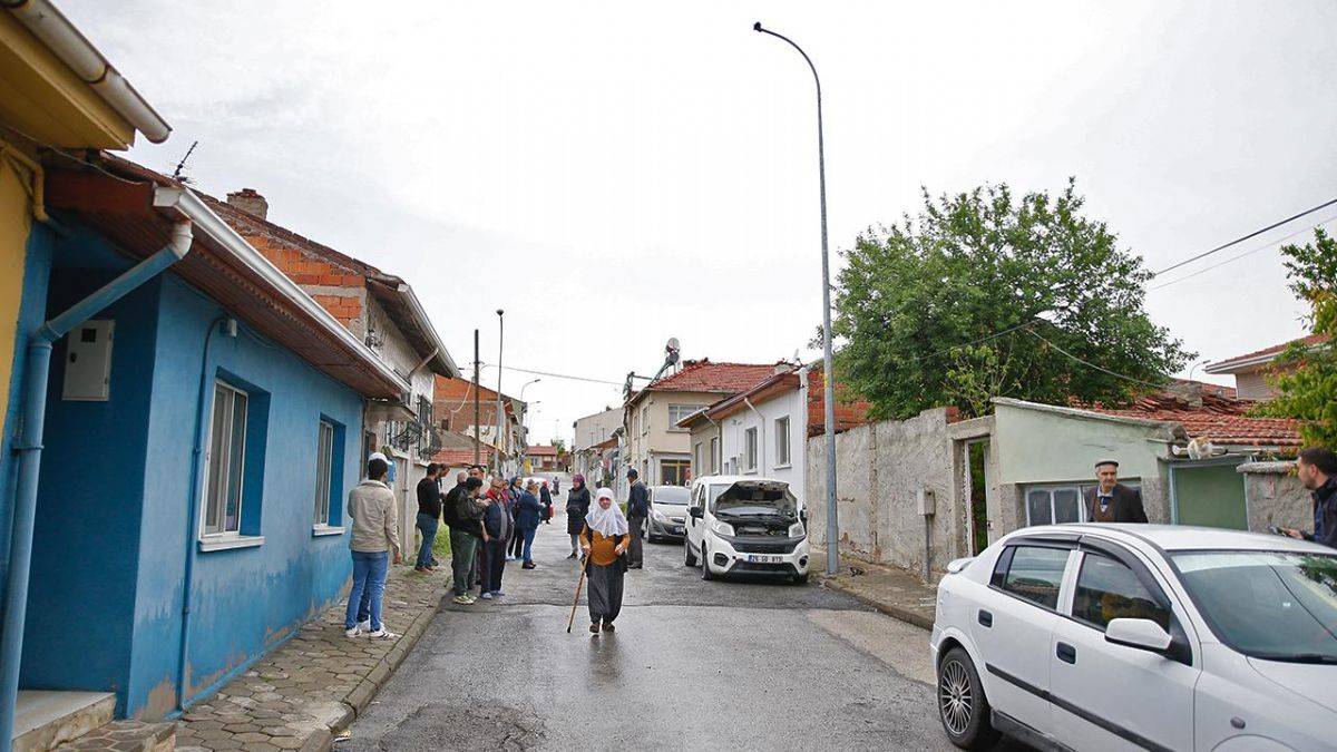 Aydınlatma direğine yıldırım isabet etti: 100 evin elektrik tesisatı zarar gördü