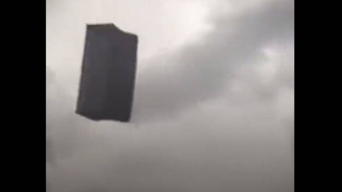 Ankara'da fırtına minare yıktı, çatıları uçurdu