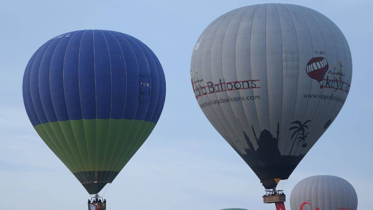 Kapadokya'da balonlar Türk bayrakları ve Atatürk posteri ile uçtu