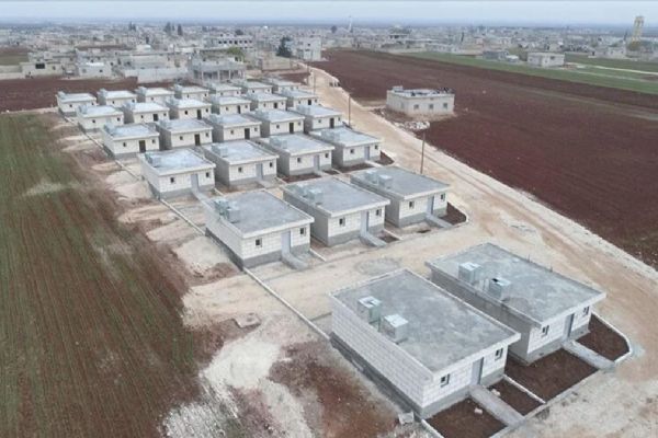 Suriyelilerin eve dönüşü için ülkenin kuzeyindeki briket ev yapımları hızla devam ediyor