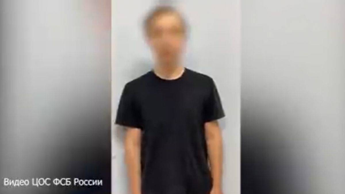 10 bin ruble karşılığında cami önünde Kur'an yaktı