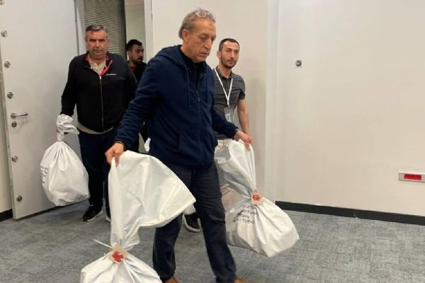 Yurt dışında kullanılan oyların bir bölümü Türkiye'ye getirildi