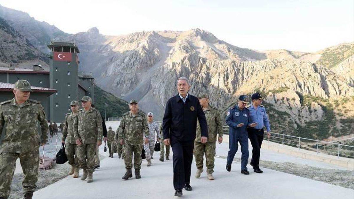 Bakan Akar: Kendine güvenen varsa yasa dışı geçsin