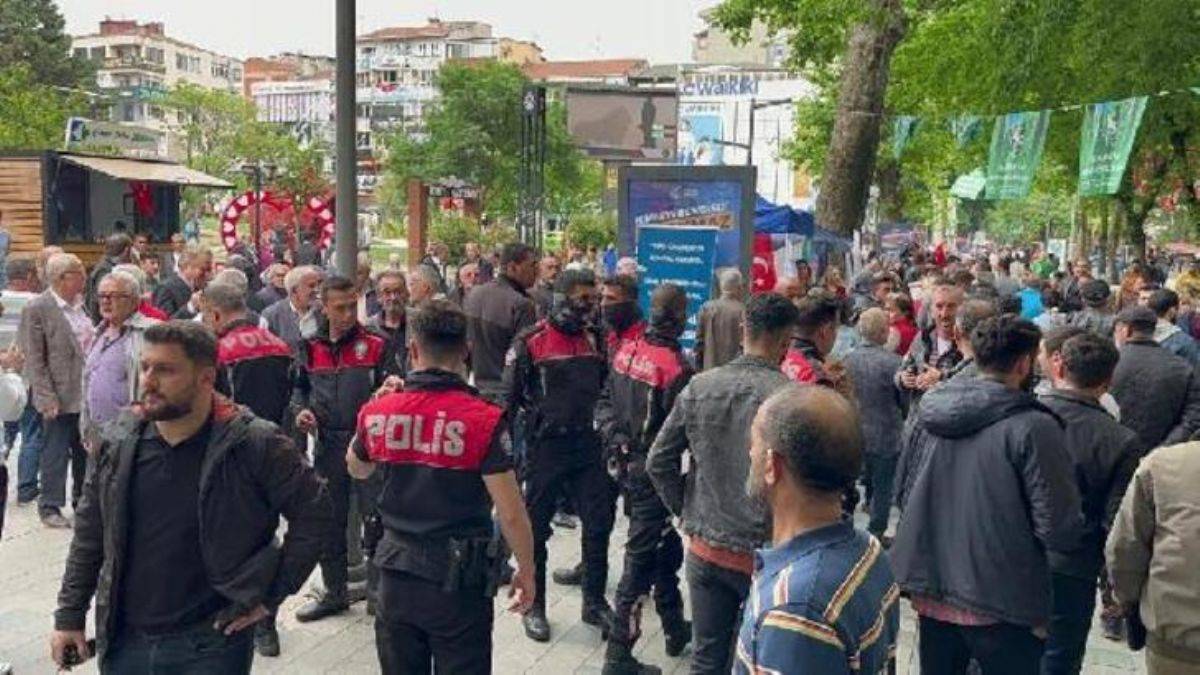 MHP'lilerin önünde 'zafer işareti' yapınca ortalık karıştı