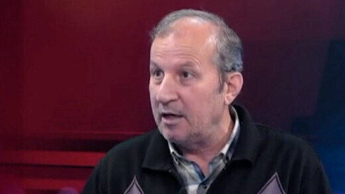 İlahiyatçı Ay, 'Atatürk büstüne saygı farzı kifayedir'