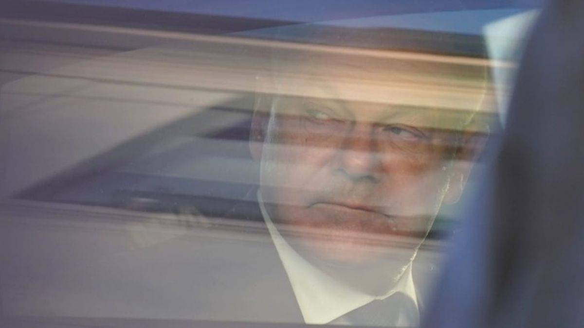 Almanya şokta; Yunan sürücü birdenbire Başbakan Scholz'a sarıldı