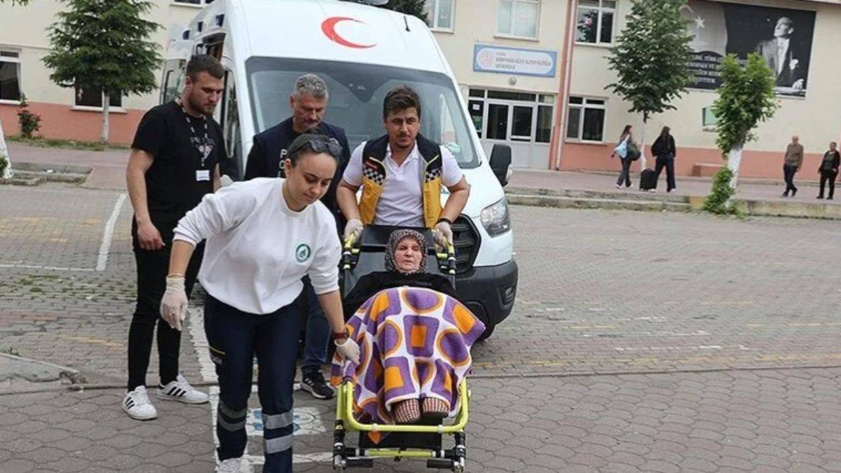 Sandığa ambulansla gittiler