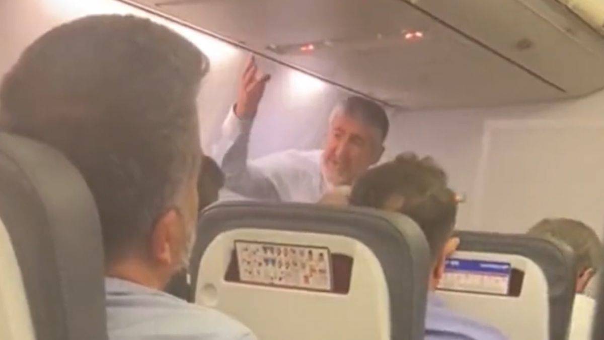 Nebati'den uçakta yaşananlarla ilgili açıklama